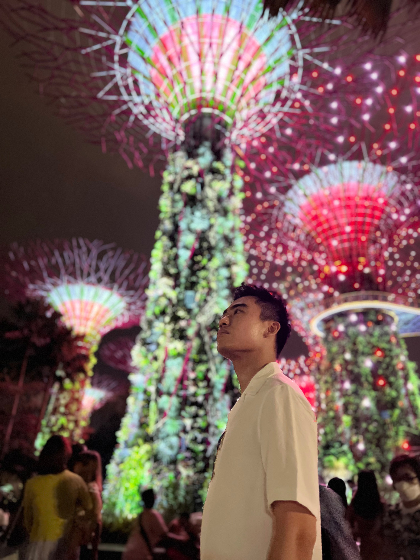 Kiên từng có cơ hội học tập, sinh sống Singapore, Mỹ.