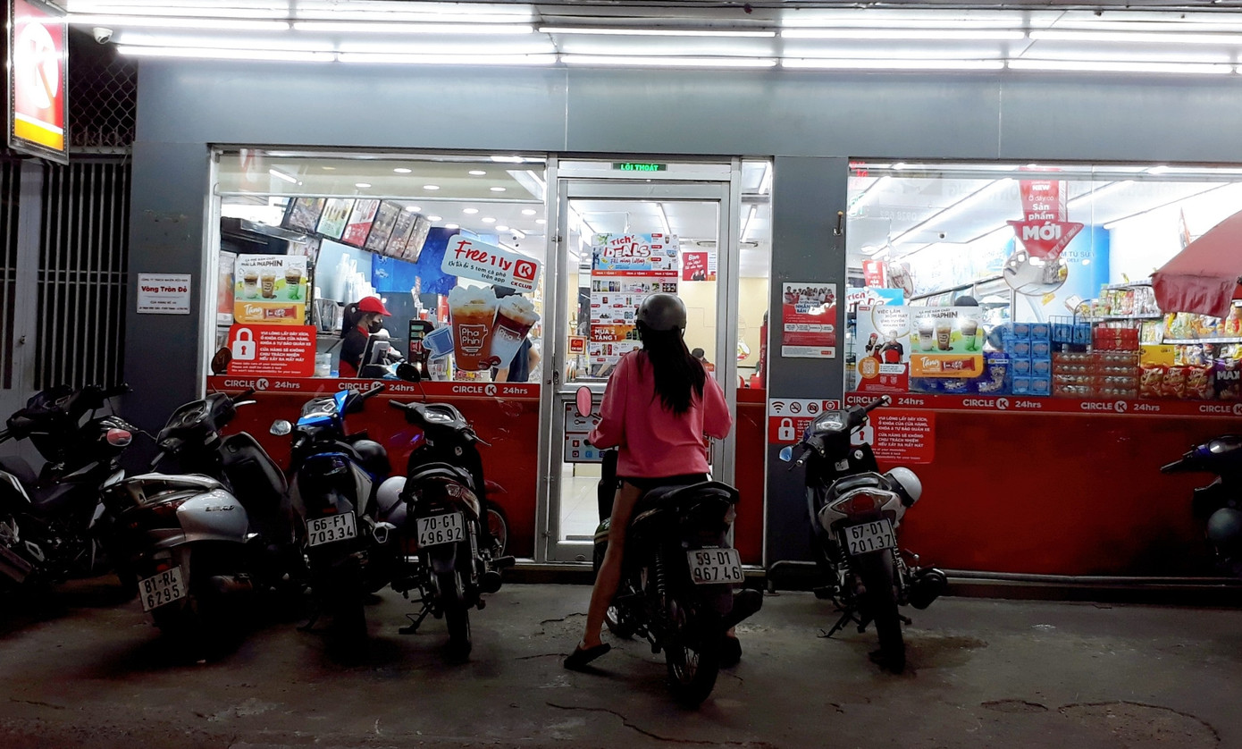 Tranh thủ sau giờ làm thêm thì ở lại cửa hàng làm bài tập luôn để 'tránh nóng' (Ảnh chỉ mang tính chất minh họa).