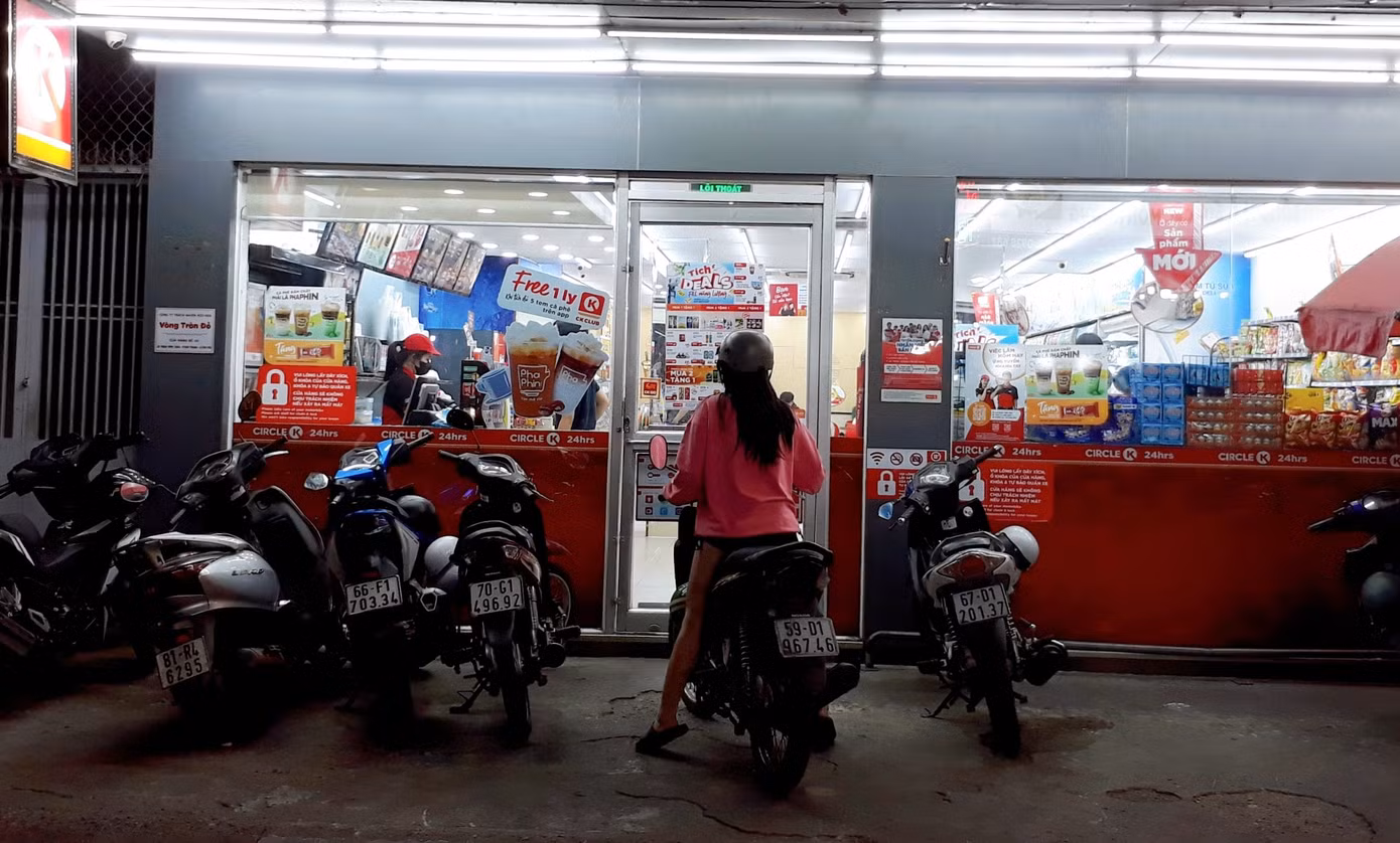 Tranh thủ sau giờ làm thêm thì ở lại cửa hàng làm bài tập luôn để 'tránh nóng' (Ảnh chỉ mang tính chất minh họa).