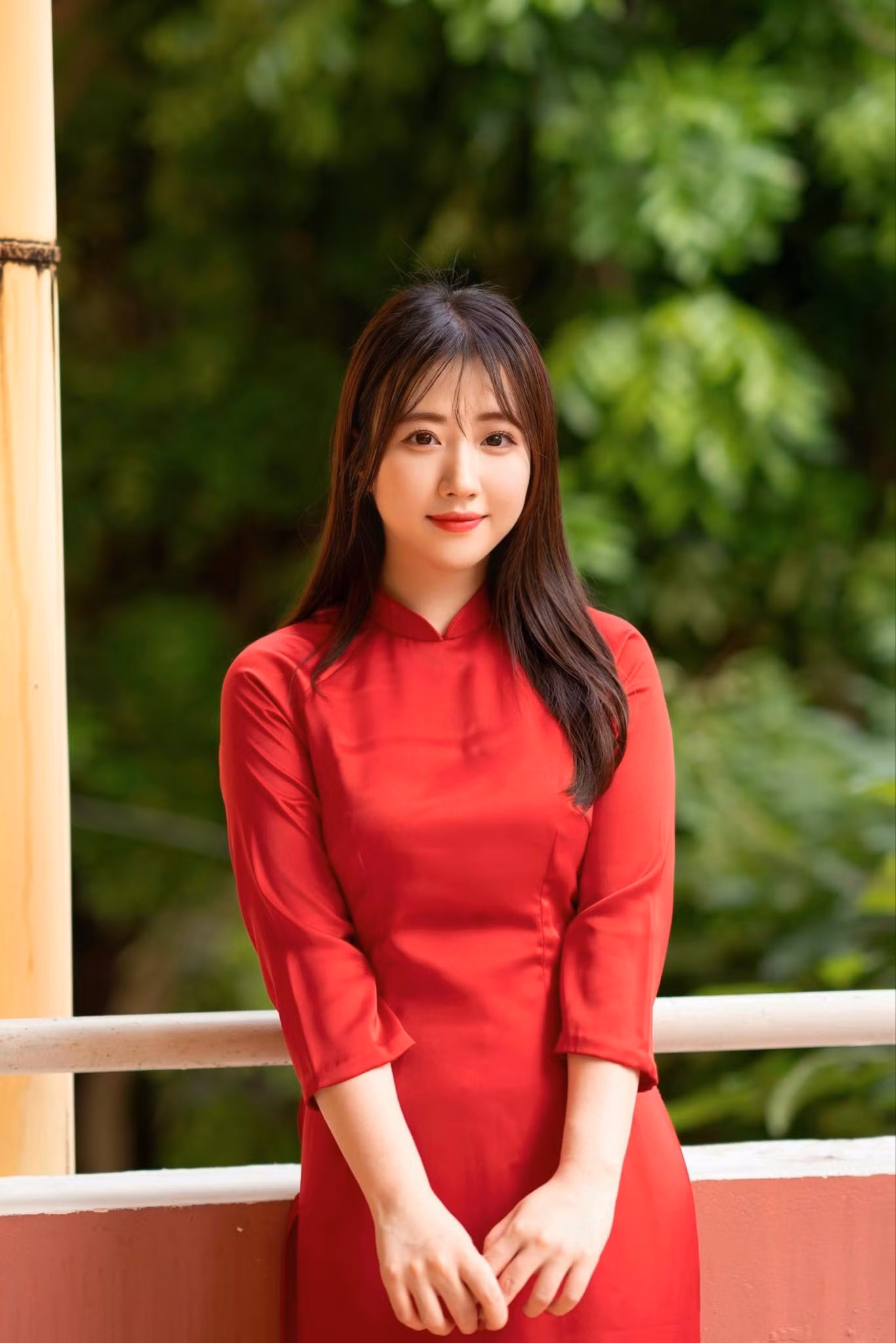Cô Đinh Sao Mai - nữ giảng viên của trường ĐH Hà Nội, khiến nhiều người chú ý bởi vẻ ngoài xinh đẹp, trong trẻo.
