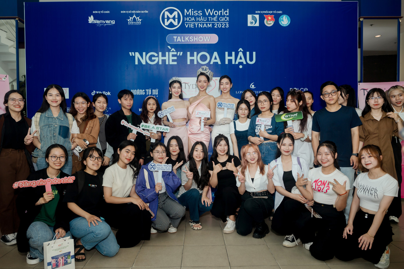 Các 'Nàng Hậu' và các bạn sinh viên trong buổi giao lưu. Các 'Nàng Hậu' và các bạn sinh viên trong buổi giao lưu.