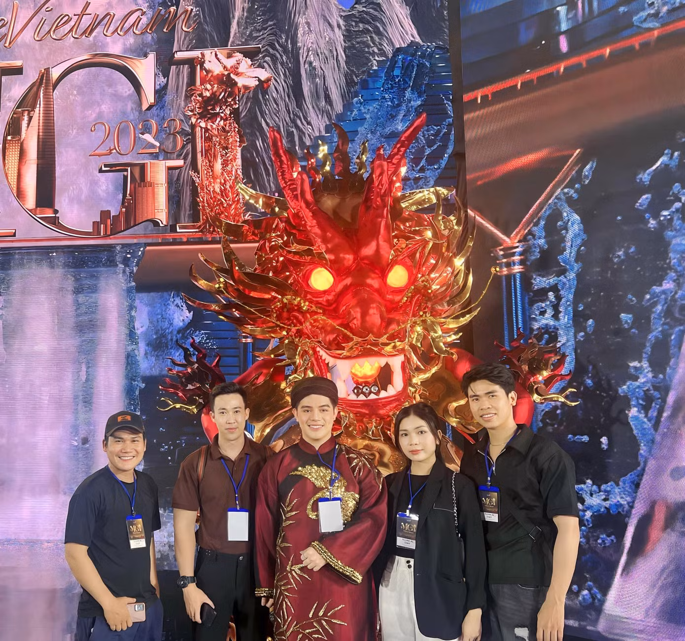 Vĩnh Tường (ngoài cùng, bên phải) tại Miss Grand International 2023.