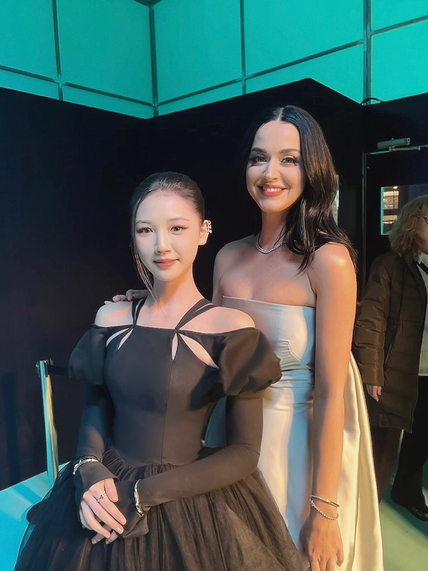 AMEE tiếp tục đăng hình chụp cùng Katy Perry. AMEE tiếp tục đăng hình chụp cùng Katy Perry.