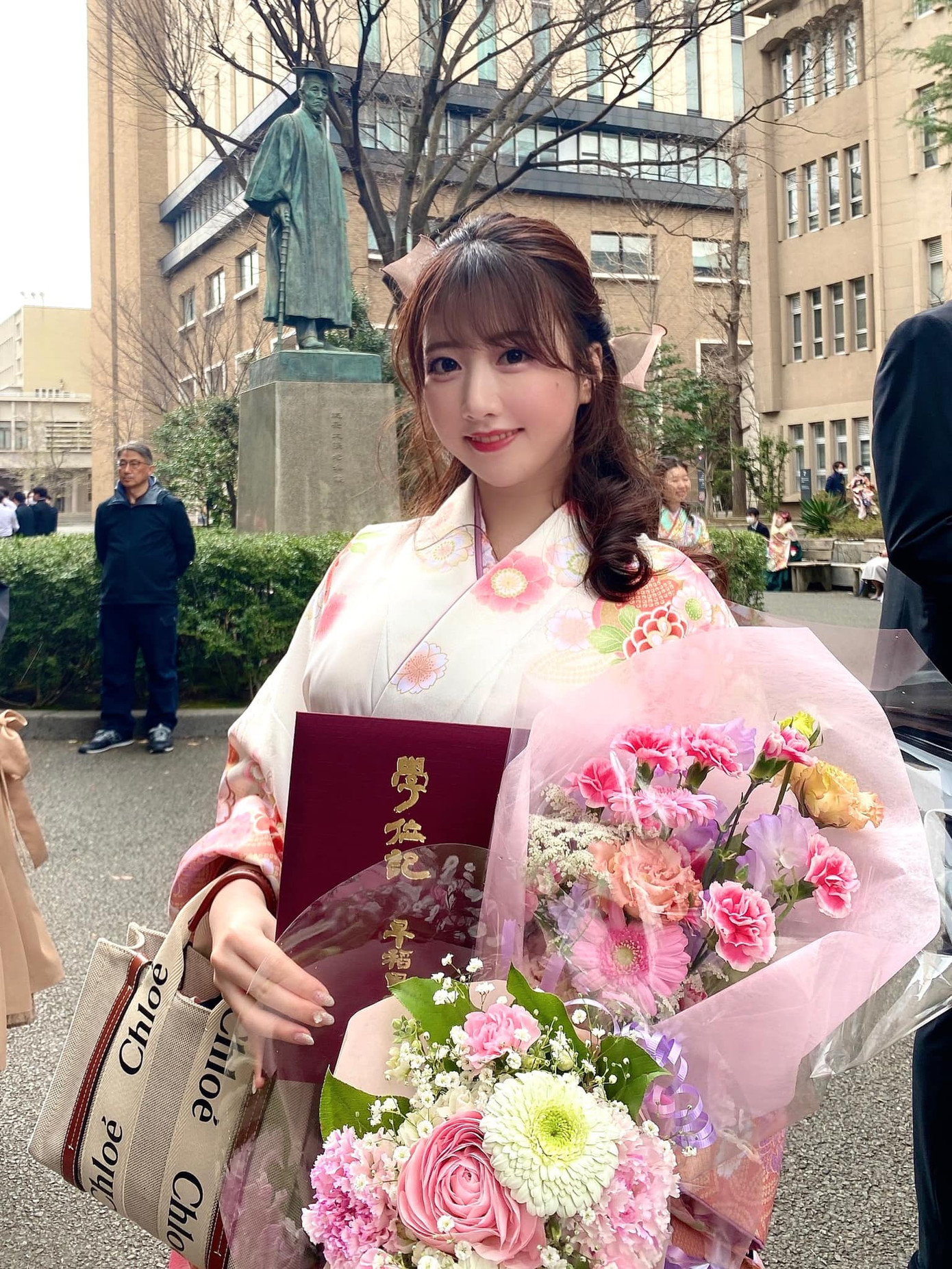 Cô Mai tốt nghiệp Đại học Waseda. Cô Mai tốt nghiệp Đại học Waseda.