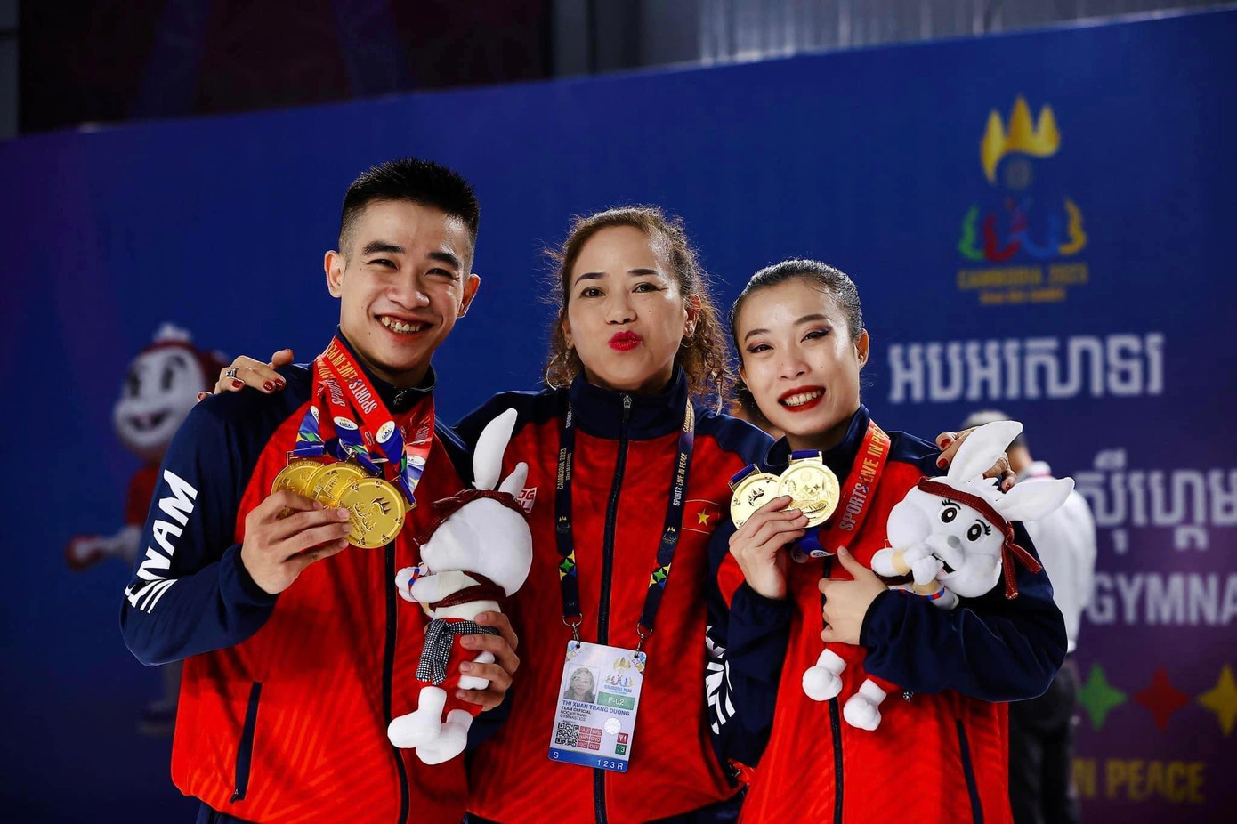 Lê Hoàng Phong, cô Dương Thị Xuân Trang (HLV tuyển Aerobic), Trần Ngọc Thúy Vi. (Ảnh: Quỷ Cốc Tử)