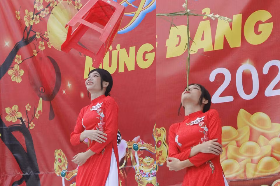 Tiết mục đầu tiên mà Hùng biểu diễu trước nhiều khán giả.