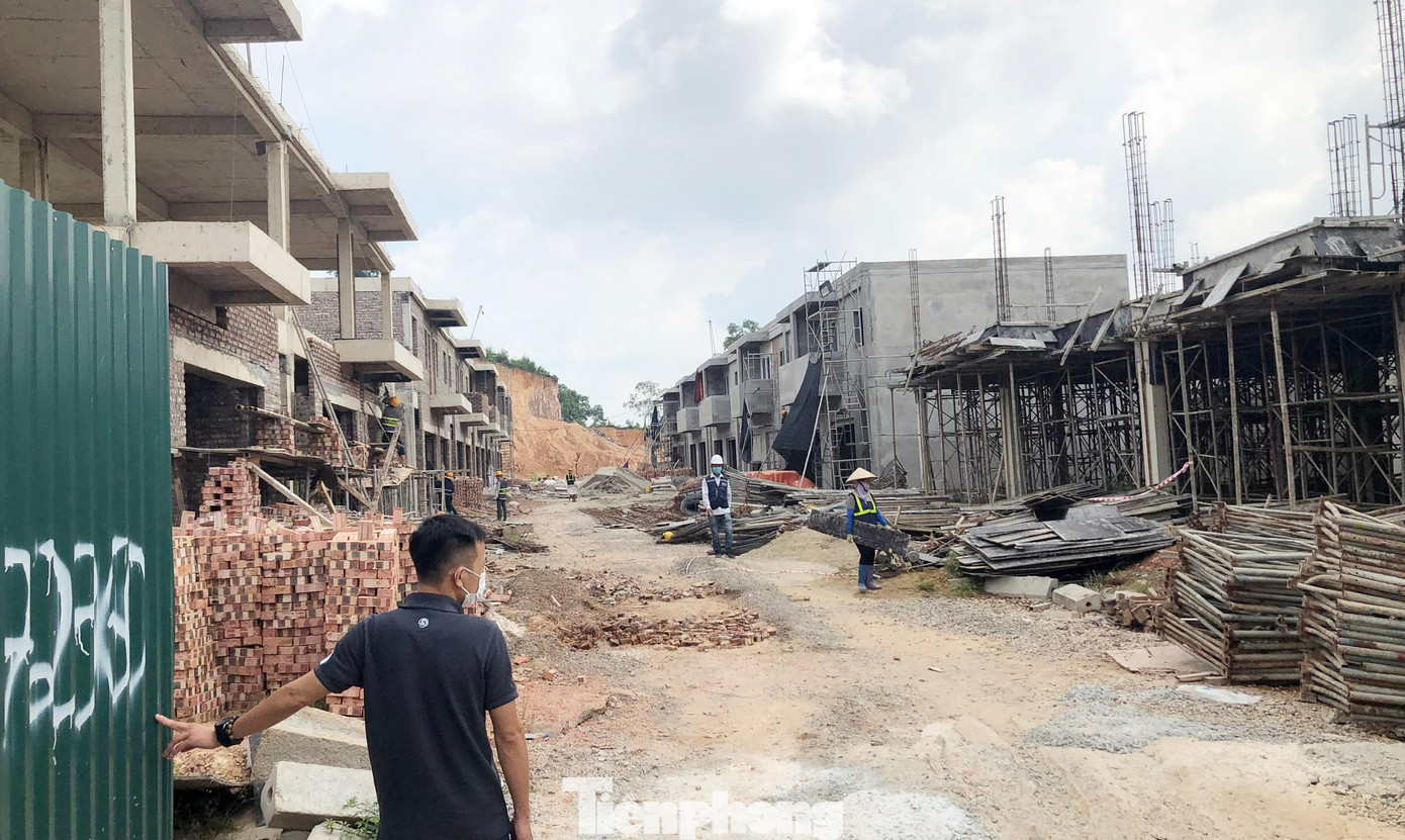 Công ty CP Đầu tư APEC Thái Nguyên xây &quot;chui&quot; hàng chục căn liền kề shophouse bên trong dự án đầu tư xây dựng và kinh doanh cơ sở hạ tầng KCN Điềm Thụy và bị cơ quan chức năng xử phạt 40 triều đồng.