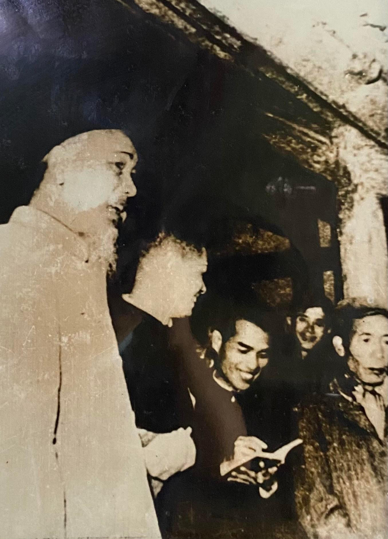 Người đang ghi chép vào sổ là PV Tiền Phong Sơn Tùng trong một lần theo Bác về thăm Lỗ Khê, Đông Anh.