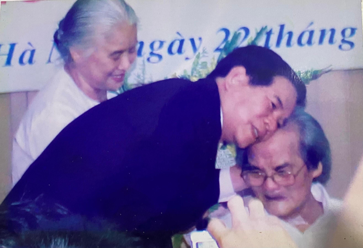 Chủ tịch nước Nguyễn Mình Triết thăm nhà văn Sơn Tùng.