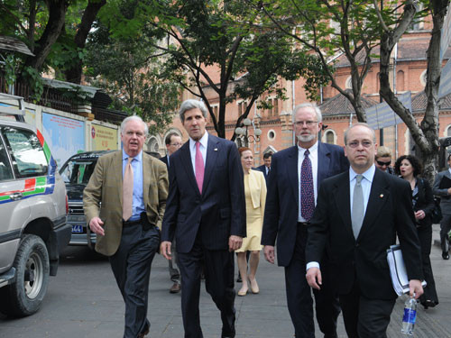 Ông Kerry đi bộ qua phòng họp báo và không ngừng hỏi han về quang cảnh xung quanh