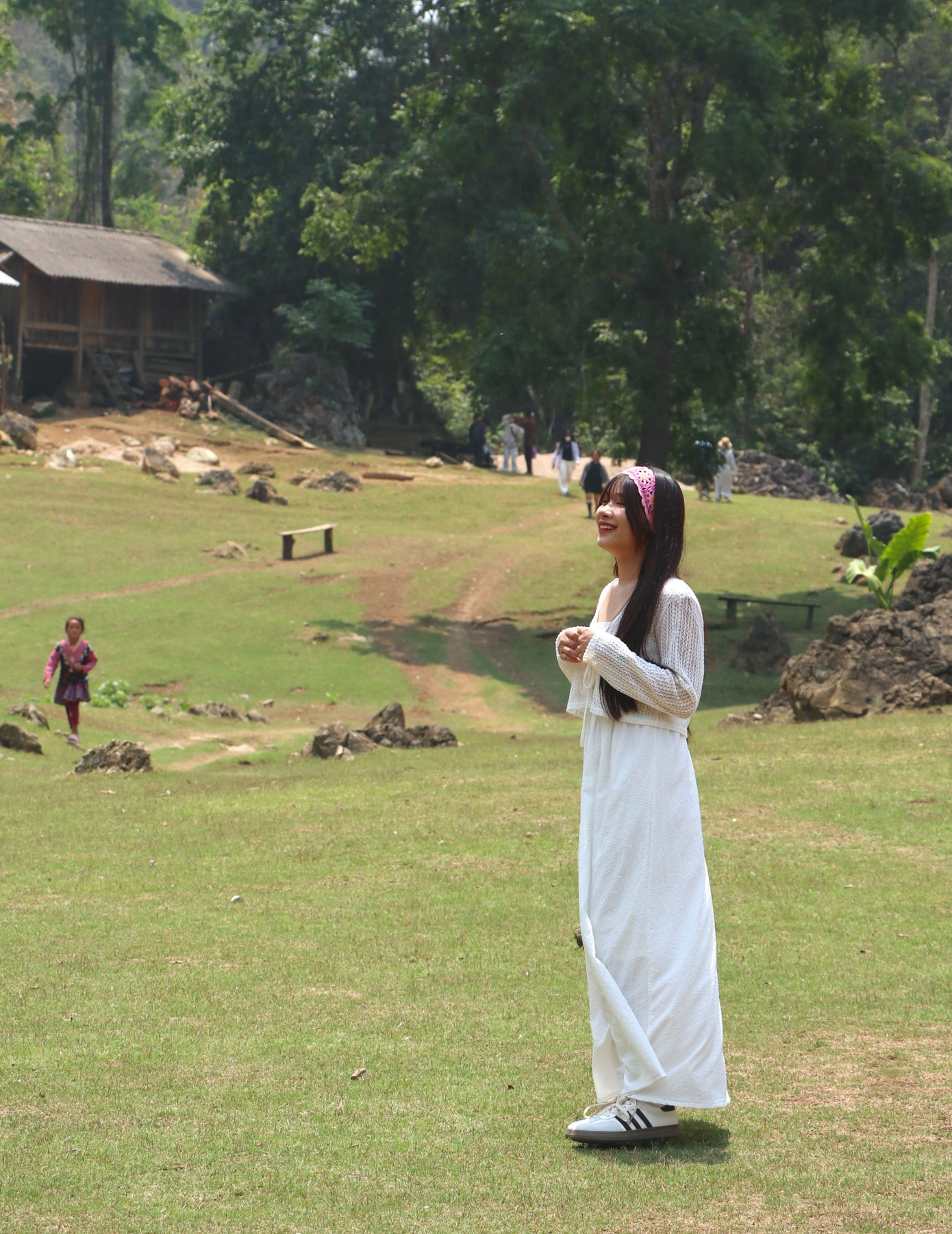Chị Thanh Hà - một du khách đến từ TPHCM - cho biết: “Vẻ đẹp mộc mạc, nguyên thủy tại Hang Táu khiến mình vô cùng bất ngờ. Thật sự những bức hình chụp không thể diễn tả được hết được, chỉ có đến đây tận mắt chiêm ngưỡng mới có thể cảm nhận hết được vẻ đẹp của bản làng nguyên thủy này”.