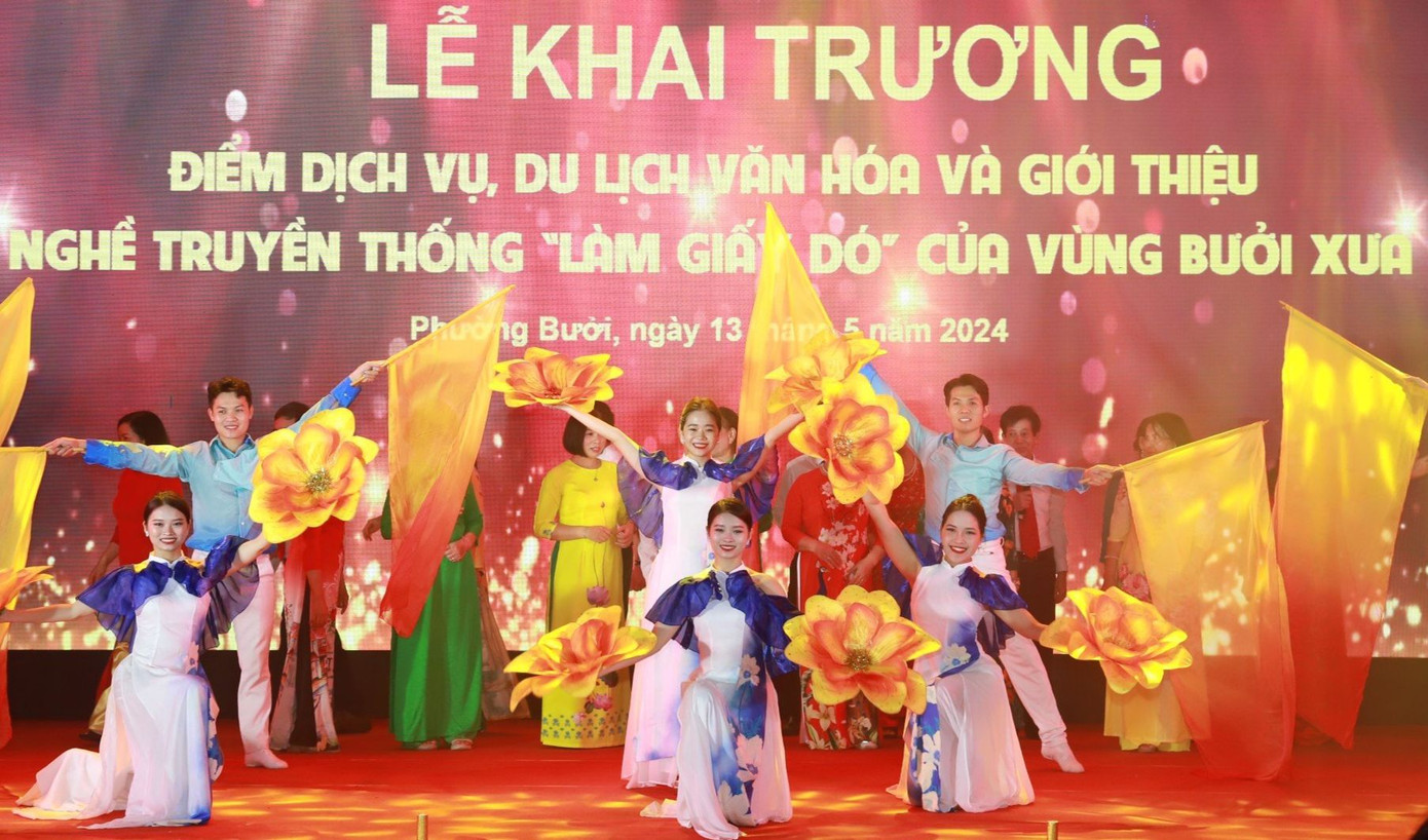 Quang cảnh lễ khai trương điểm dịch vụ du lịch.