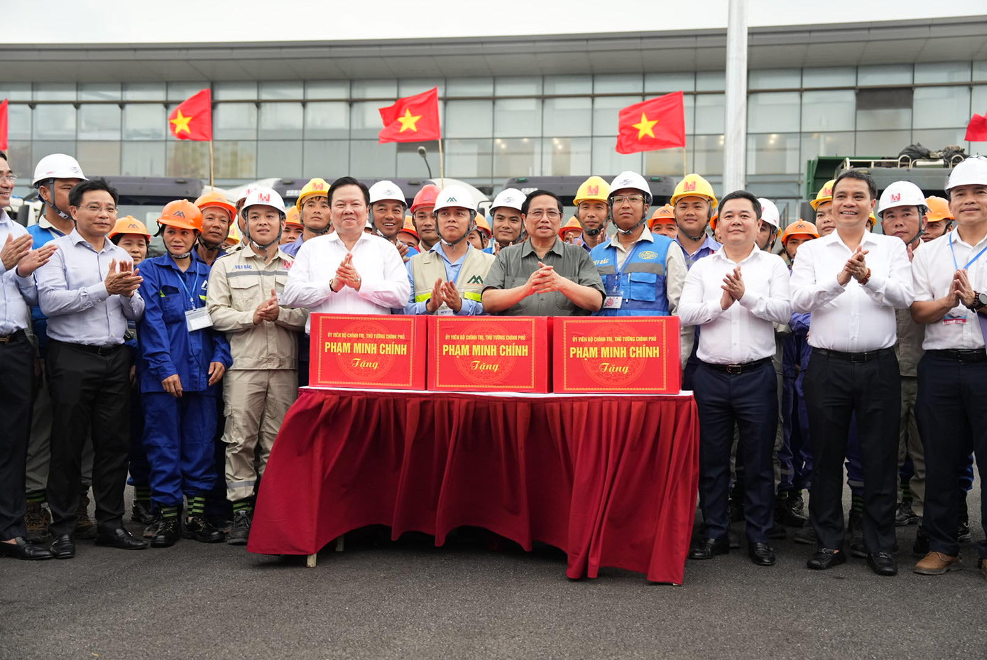 Lãnh đạo Chính phủ tặng quà cho các đơn vị thực hiện dự án trên công trường (ảnh: Phan Công).