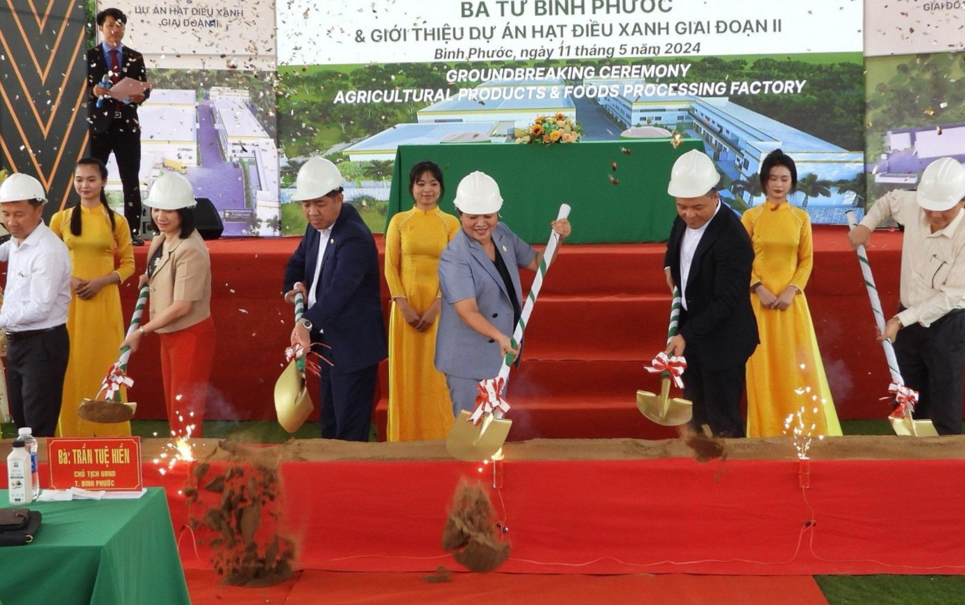 Lãnh đạo Bình Phước cùng đại diện doanh nghiệp thực hiện nghi thức khởi công xây dựng nhà máy. Lãnh đạo Bình Phước cùng đại diện doanh nghiệp thực hiện nghi thức khởi công xây dựng nhà máy.