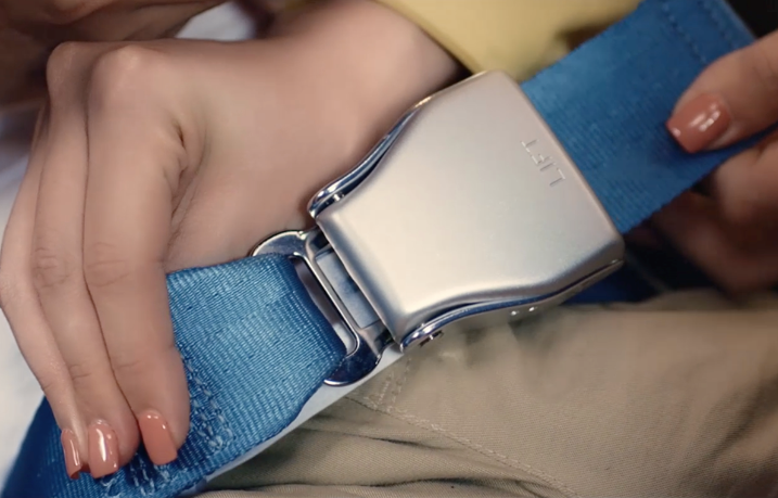 Hành khách được khuyến nghị thắt dây an toàn trong suốt chuyến bay (ảnh: Vietnam+). Hành khách được khuyến nghị thắt dây an toàn trong suốt chuyến bay (ảnh: Vietnam+).