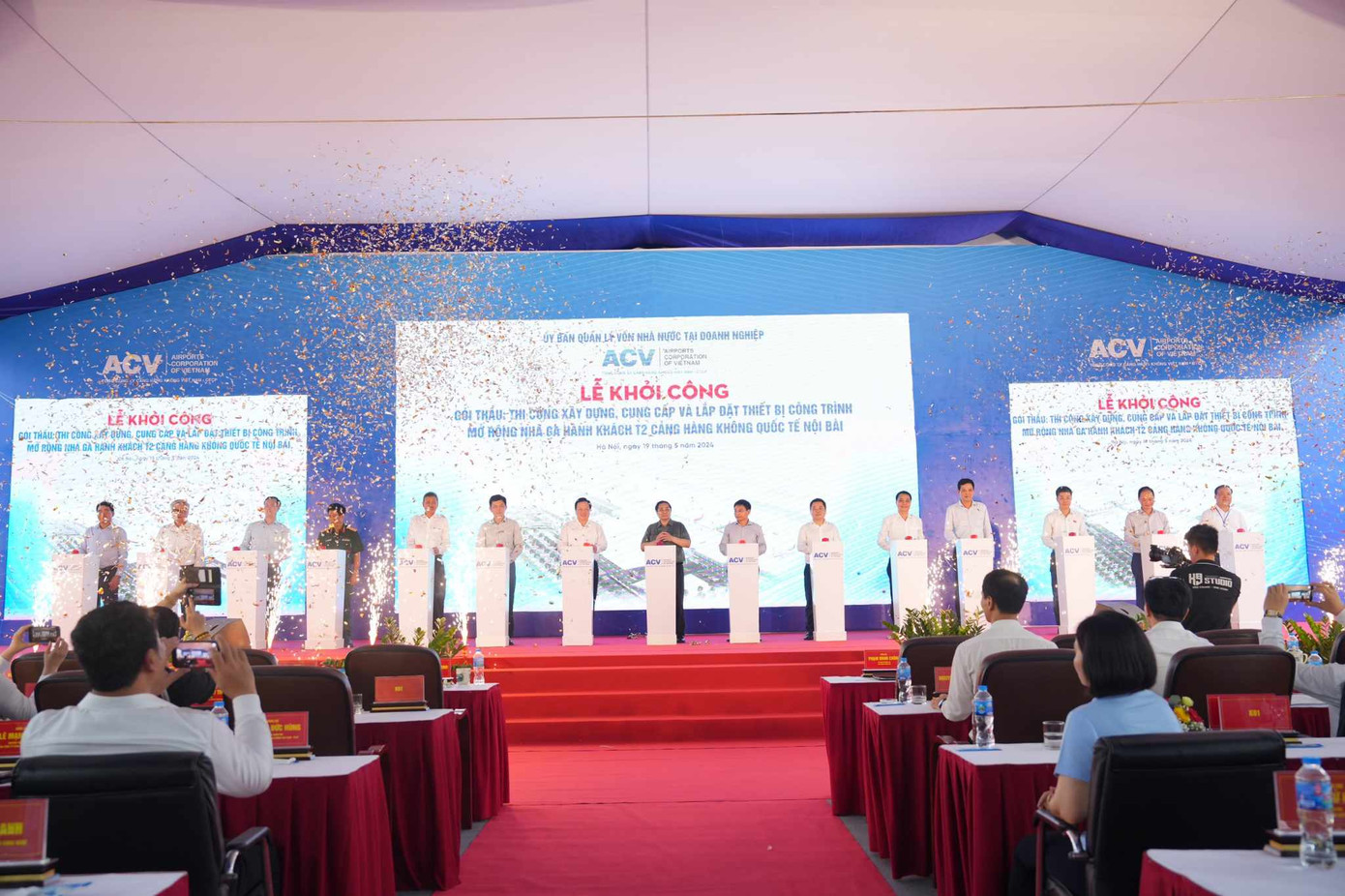 Thủ tướng và lãnh đạo các Bộ, ngành, đơn vị thực hiện nghi thức bấm nút khởi công dự án (ảnh: Phan Công).