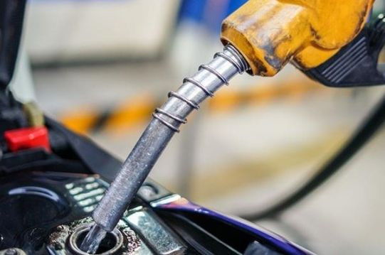 Một số cơ sở bán xăng dầu kém chất lượng, bán chui bị phát hiện (ảnh: Vnbusiness).