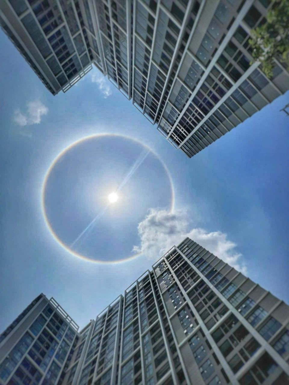 Hiện tượng quầng mặt trời xuất hiện giữa trưa 21/5 ở một số tỉnh miền Bắc. Ảnh: Phạm Hương.