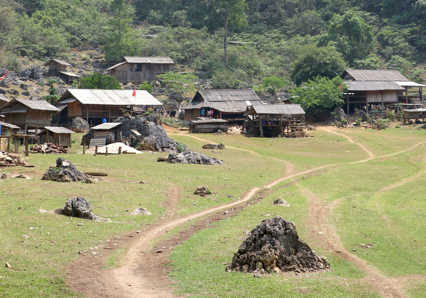 Để lại sau lưng không gian hùng vĩ của núi rừng Tây Bắc, bước qua cổng làng, du khách như chạm tới một nơi chốn bình yên đến lạ, gần như biệt lập với cuộc sống bên ngoài.