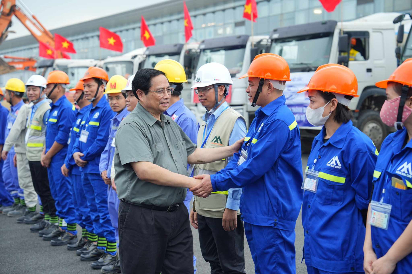 Thủ tướng thăm hỏi, động viên các kỹ sư, công nhân thi công dự án (ảnh: Phan Công).