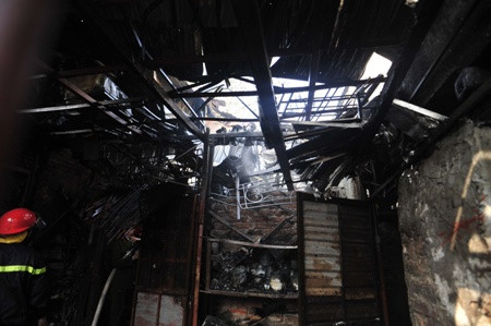 Tầng 2 của một gian nhà cháy rụi và đổ sập. Tầng 2 của một gian nhà cháy rụi và đổ sập