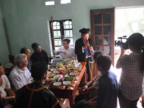 Vừa thưởng thức đặc sản vừa say mê văn nghệ. Vừa thưởng thức đặc sản vừa say mê văn nghệ