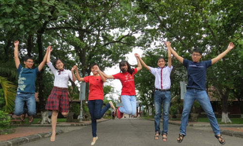 6 thủ khoa đến từ lớp 12 chuyên Anh Trường THPT Quốc học, TP.Huế - Ảnh: Tuyết Khoa