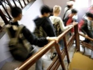 Học sinh ở Pháp ra về vào giờ tan trường