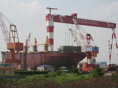 Không biết ông Trần Quang Vũ nhận được “cảm ơn” từ mỗi con tàu bao nhiêu?. Ảnh: Đình Thắng Không biết ông Trần Quang Vũ nhận được “cảm ơn” từ mỗi con tàu bao nhiêu?