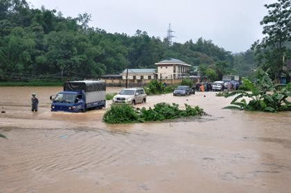 Nước dâng cao bất ngờ gây ngập lụt trên diện rộng