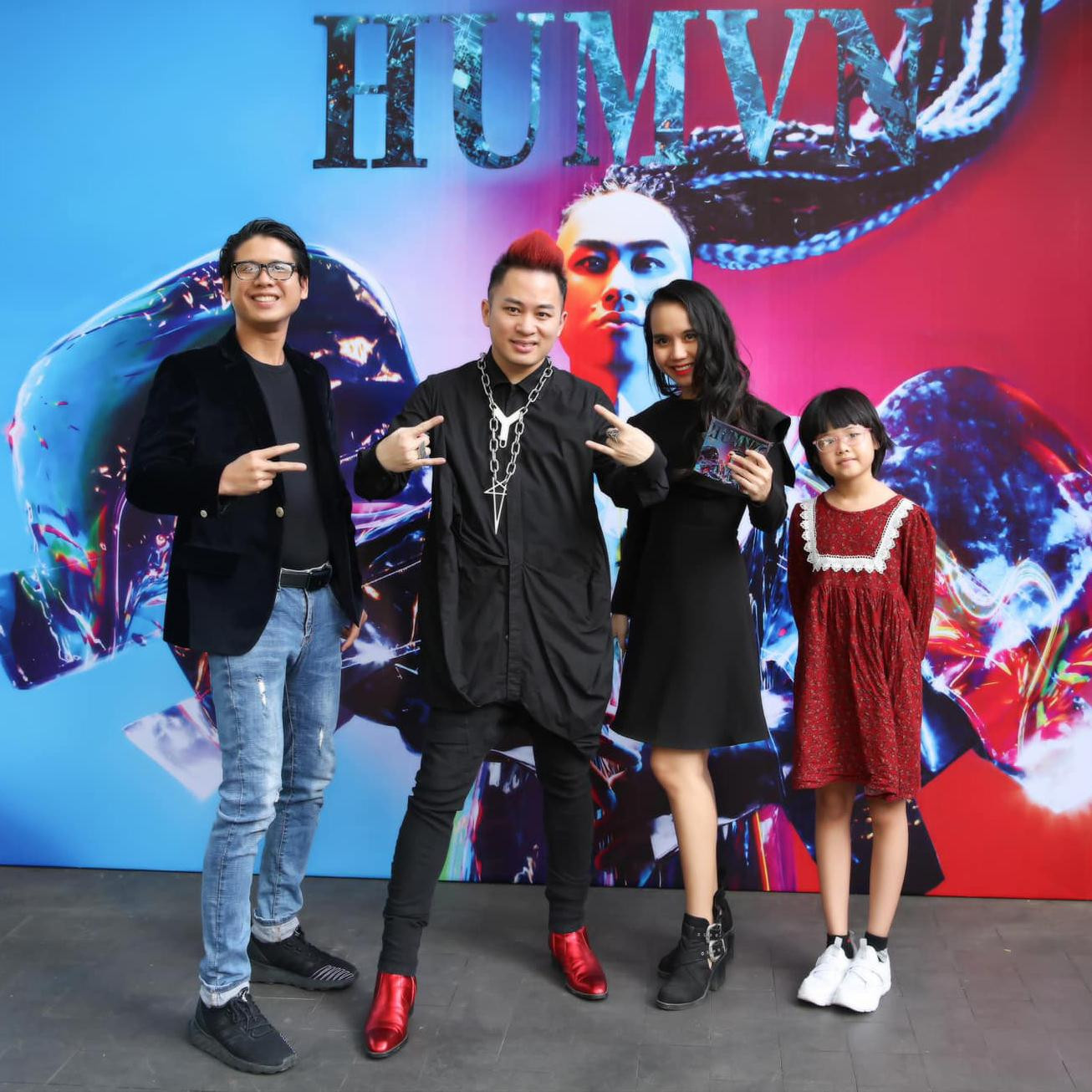 Giám khảo Tùng Dương và gia đình hai nhạc sĩ Nguyễn Duy Hùng-Sa Huỳnh Giám khảo Tùng Dương và gia đình hai nhạc sĩ Nguyễn Duy Hùng-Sa Huỳnh