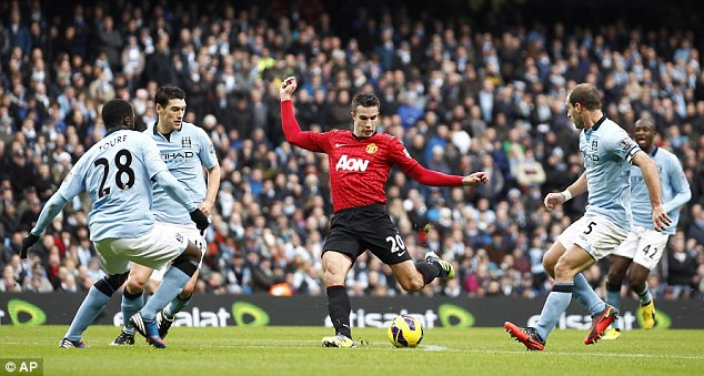 Van Persie ấn định kết quả cho 'trận cầu đau tim'