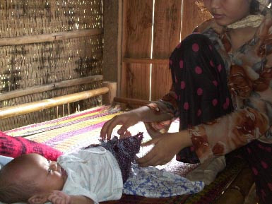 Cô bé 14 tuổi đã phải làm mẹ.