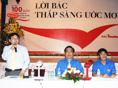 Các đại biểu chủ trì diễn đàn 