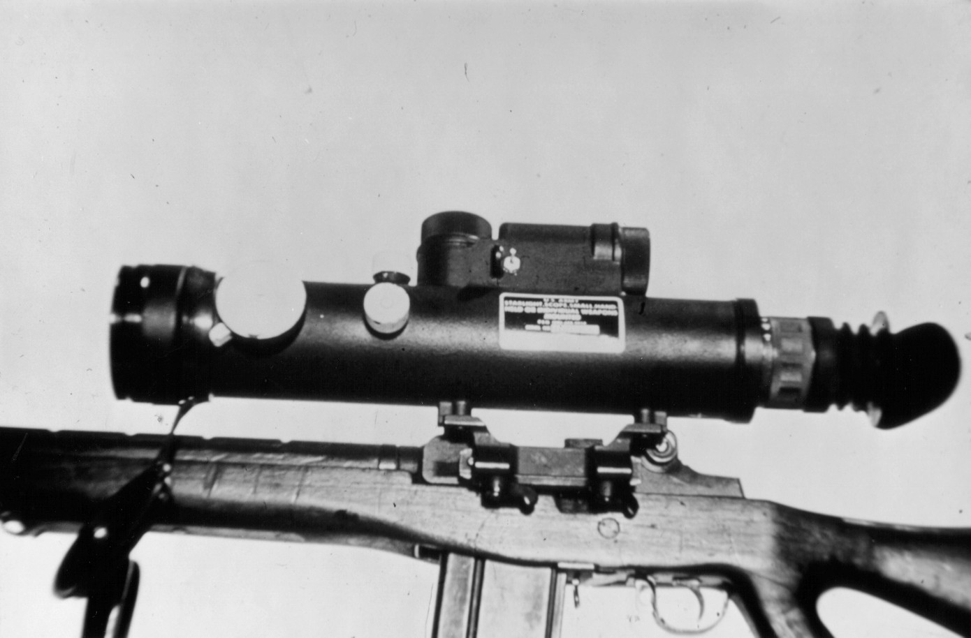 Thiết bị tăng độ phân giải ánh sáng mờ AN/PVS-2 gắn trên súng trường tự động.