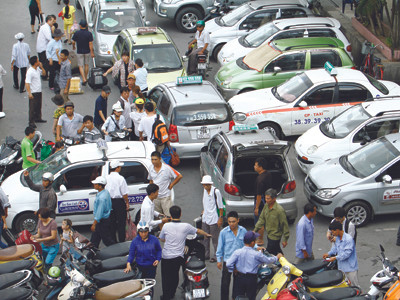 Cảnh ùn tắc, lộn xộn thường xuyên xảy ra tại bến xe Mỹ Đình. Ảnh: Sỹ Lực