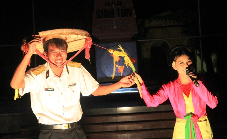 Niềm vui của chiến sĩ hải quân trong đêm 