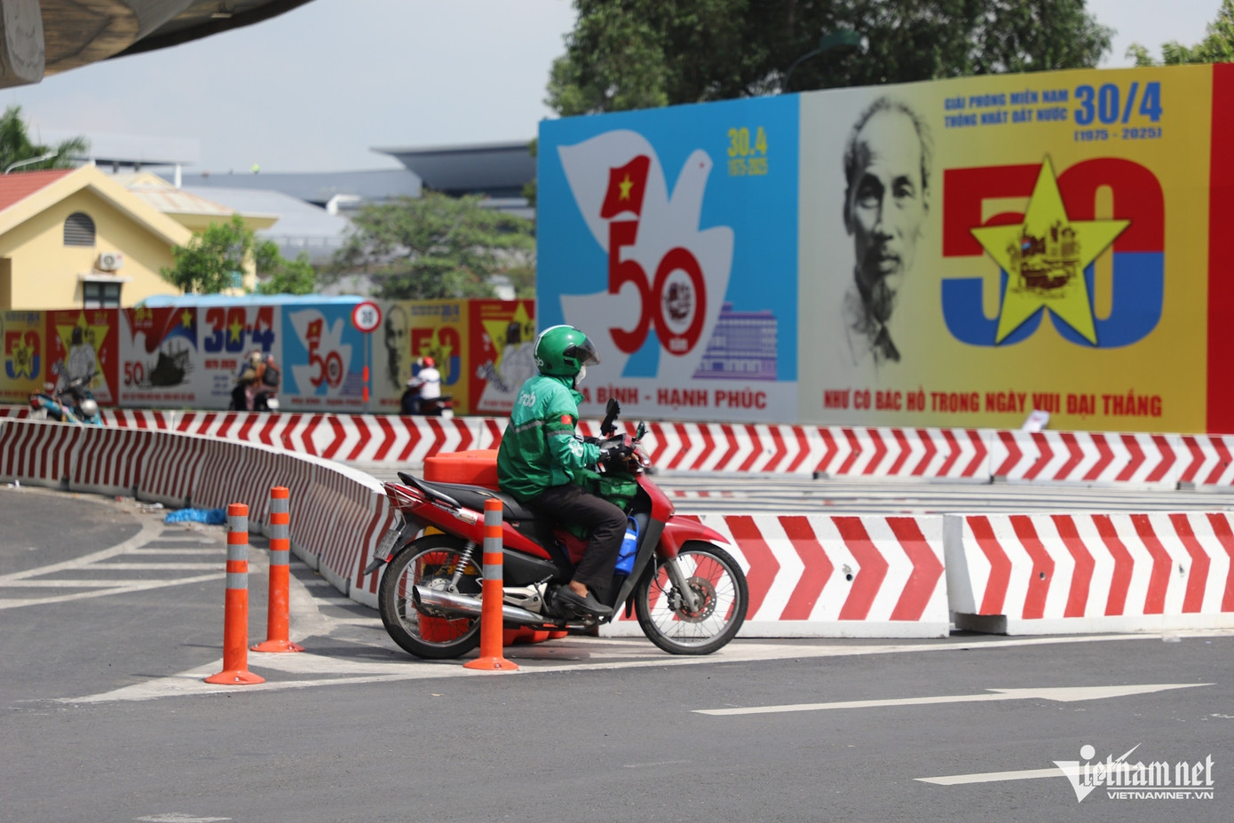 Cảnh bất ngờ trước cổng chính ga T3 sân bay Tân Sơn Nhất ảnh 6