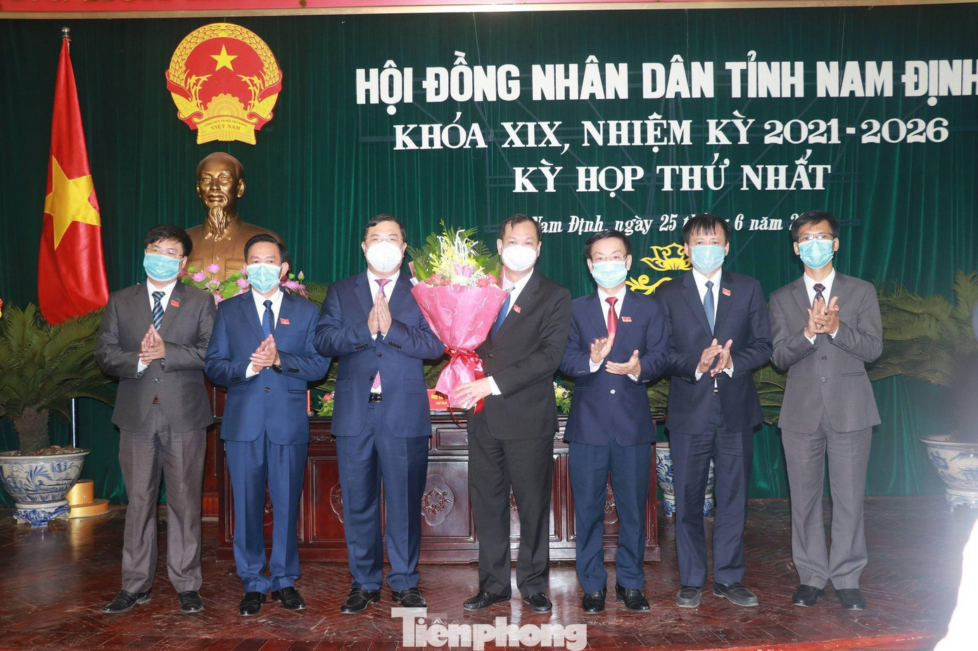 Bí thư Tỉnh uỷ Nam Định Phạm Gia Túc (dưới, thứ 5 từ phải sang) chúc mừng các lãnh đạo HĐND, UBND vừa được bầu. Ảnh: Hoàng Long