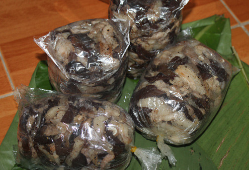 Mỗi túi giò đóng vào bao có trọng lượng gần 1 kg