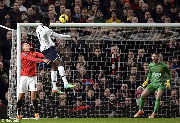 Pha đánh đầu thành bàn của Adebayor