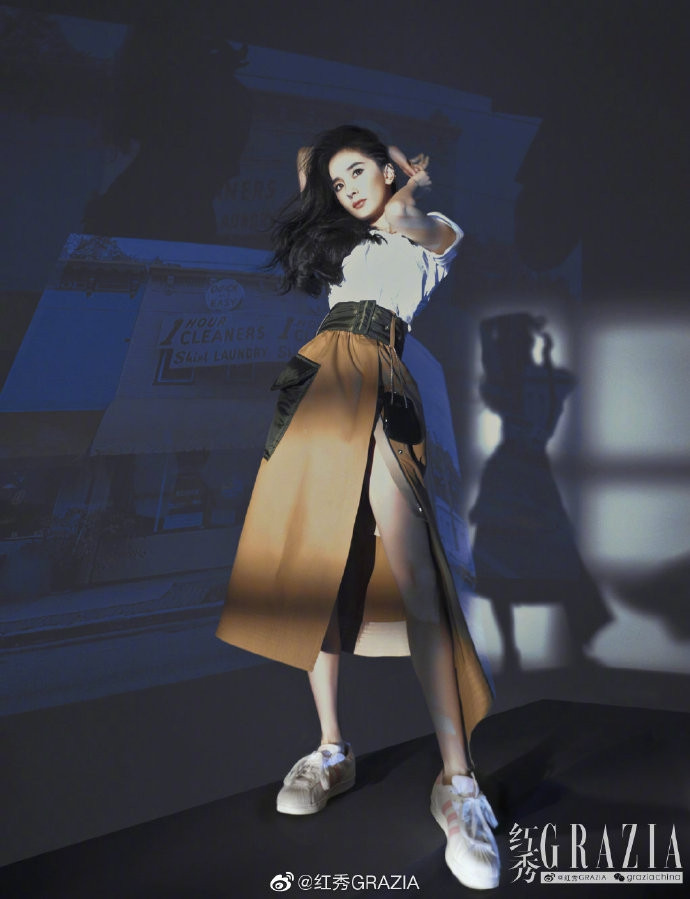 Dương Mịch diện váy xẻ cao, khoe chân thon dài trên tạp chí ảnh 3