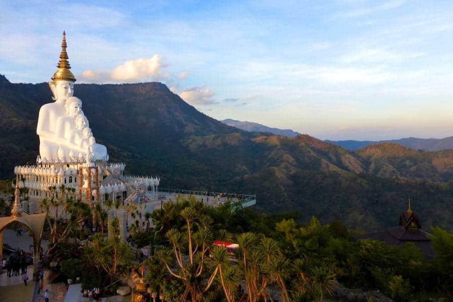 Chiêm ngưỡng ngôi đền trên vách thủy tinh - 'kỳ quan nhân tạo' độc đáo Thái Lan ảnh 1