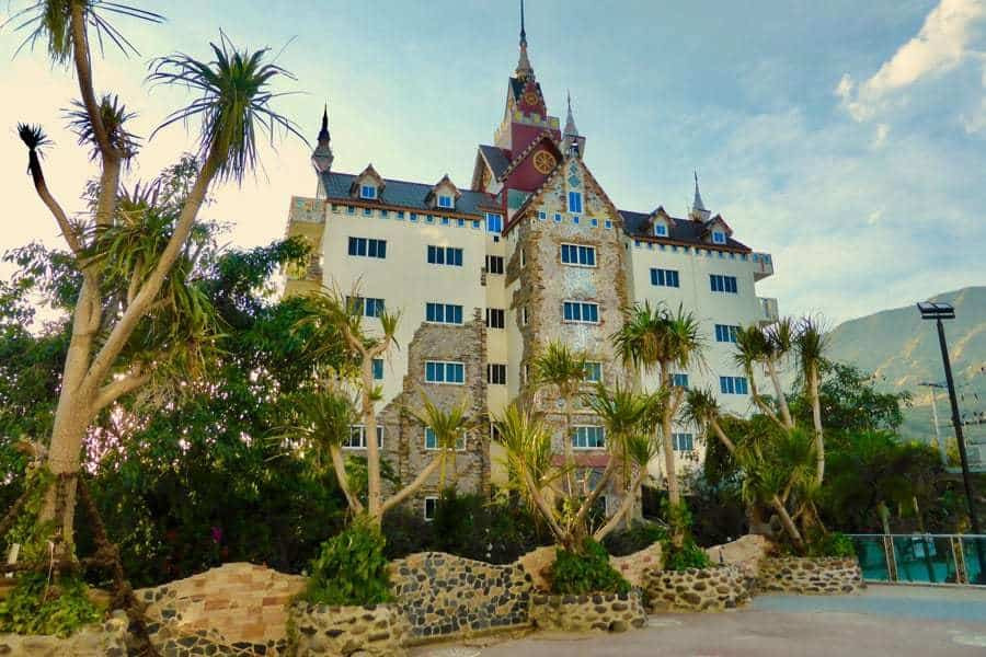 Chiêm ngưỡng ngôi đền trên vách thủy tinh - 'kỳ quan nhân tạo' độc đáo Thái Lan ảnh 4