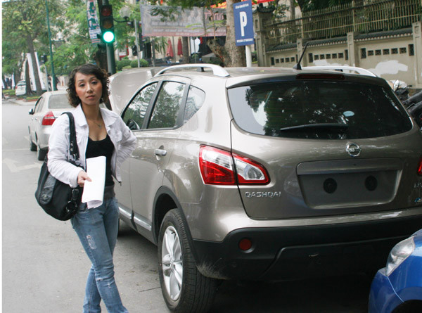 Người dân chờ đợi làm thủ tục để được cấp biển kiểm soát