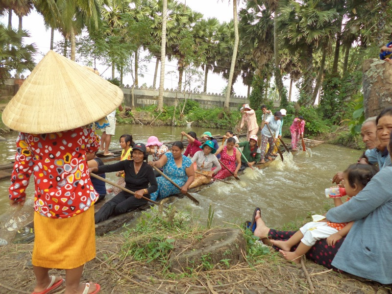 Con theo mẹ ra bãi tập