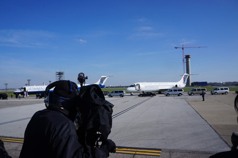 Tại sân bay quốc tế Cleveland Hopkins, bang Ohio nơi có 2 chiếc chuyên cở của các ứng cử viên Tổng thống Mỹ cùng xuất hiện trong buổi sáng 4.11. Ảnh: Trí Đường