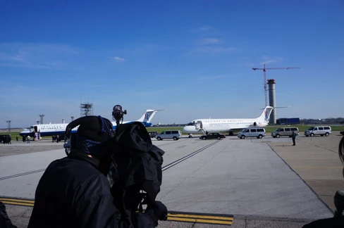 Tại sân bay quốc tế Cleveland Hopkins, bang Ohio nơi có 2 chiếc chuyên cở của các ứng cử viên Tổng thống Mỹ cùng xuất hiện trong buổi sáng 4.11. Ảnh: Trí Đường