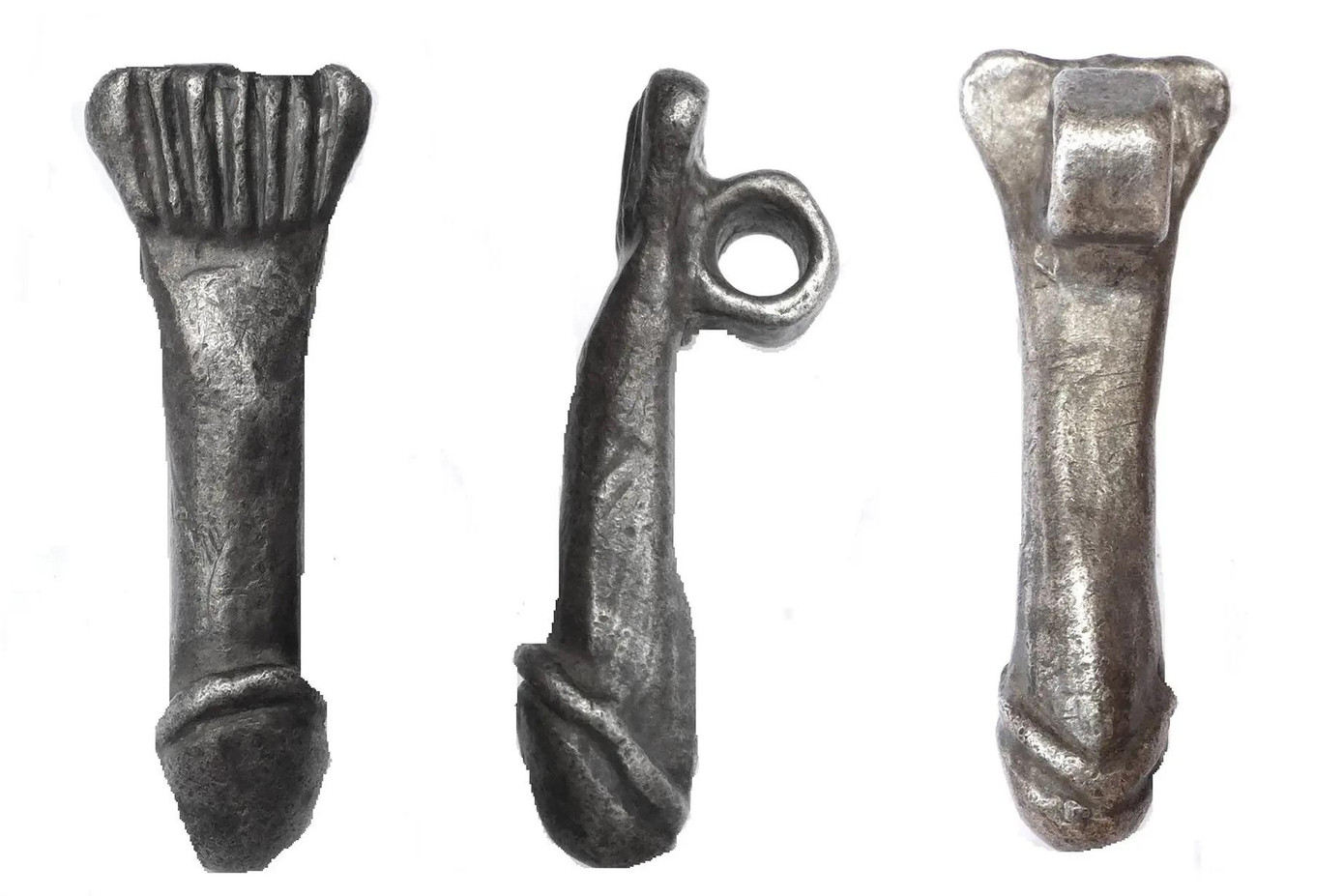 Mặt dây chuyền hình dương vật bằng bạc từ thời La Mã vừa được phát hiện tại Anh Mặt dây chuyền hình dương vật bằng bạc từ thời La Mã vừa được phát hiện tại Anh