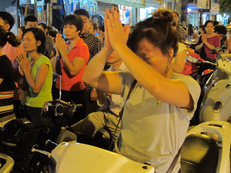 Nhiều người đi ngang qua dừng lại cúng bái